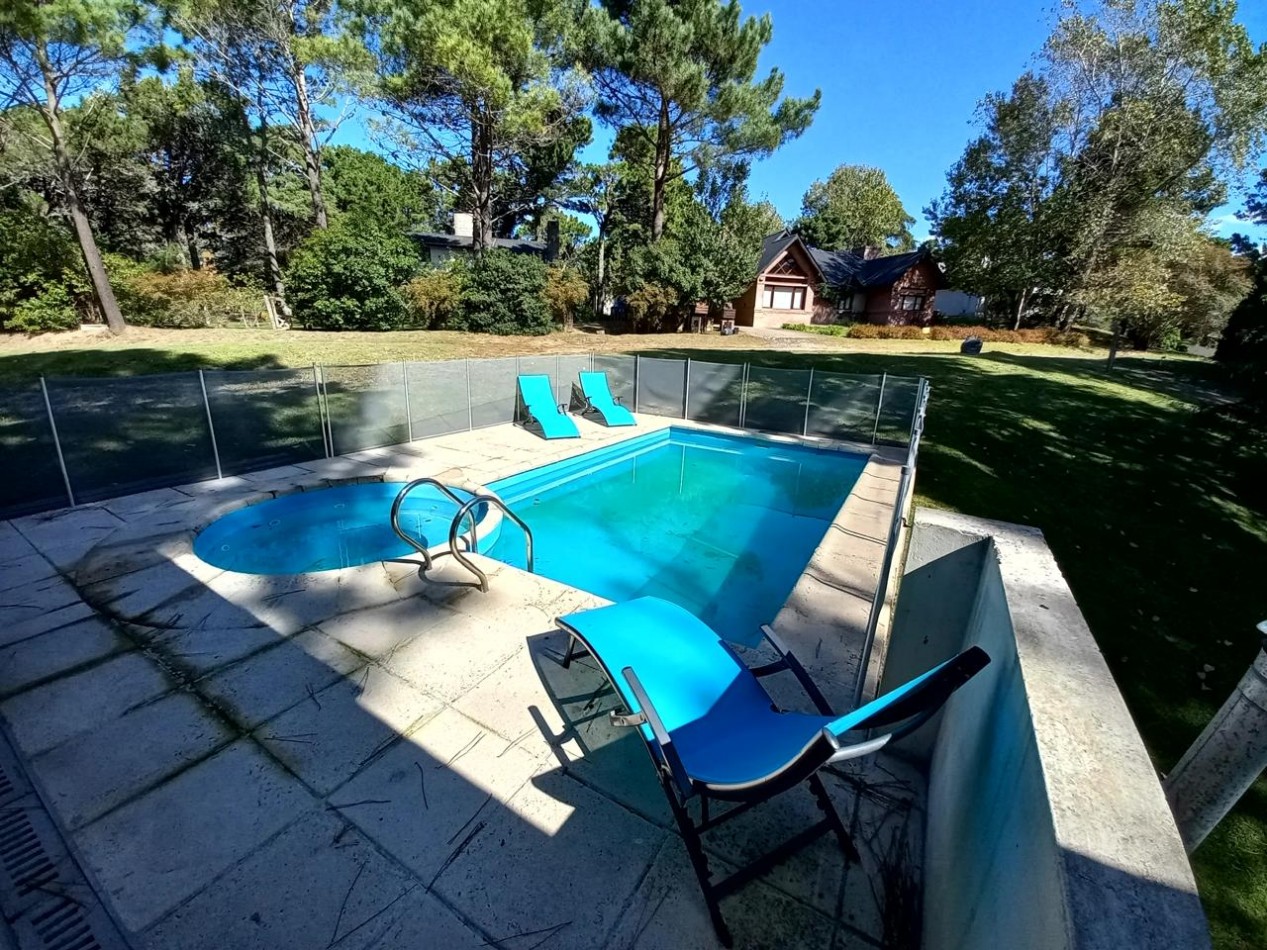 CHALET EN CARILO, Entorno natural con Piscina y Quincho